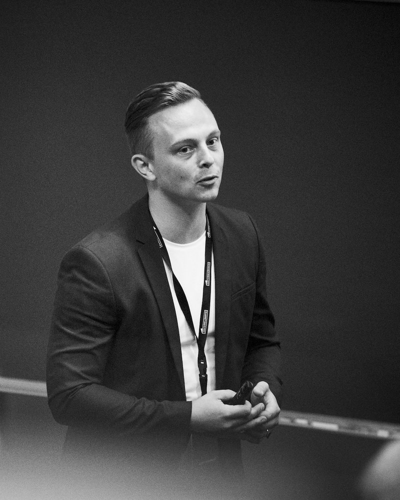 Anton Hoelstad holder oplæg om Google Ads på MarketingCamp