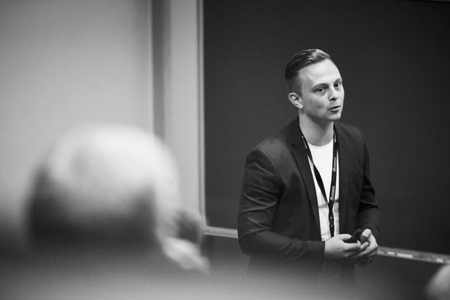 Anton Hoelstad under sit oplæg på MarketingCamp